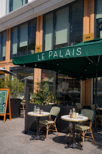 Brasserie française traditionnelle avec cuisine maison servie 7j/7, espace chaleureux et service continu au Palais à Paris 17 Porte de Clichy