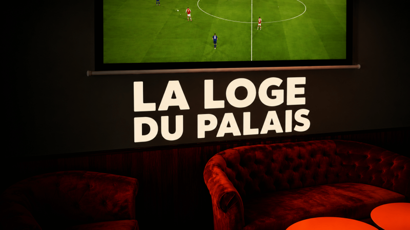 Envie d'un moment privé entre amis pour vive les sensations du football en toute intimité? La loge du palais vous attends