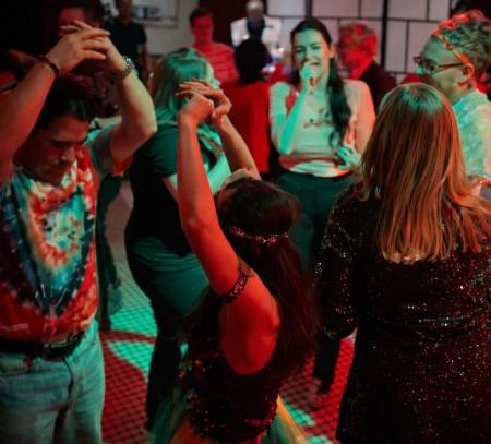 Notre zone d'activité pour ce service Privatisation partielle d’un restaurant pour anniversaire d’entreprise avec accès privatif au bar et animation musicale incluse